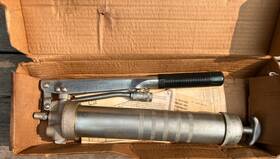 1056-s3 Alemite Unused 1983 Stewart Warner Lever Grease Gun 1056-s3 Alemite Unused 1983 Stewart Warner Lever Grease Gun