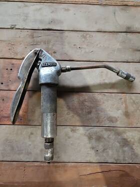 7132 Alemite Vintage Model Dyn-o-mite Grease Gun 7132 Alemite Vintage Model Dyn-o-mite Grease Gun