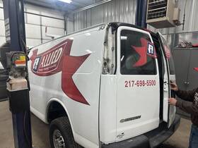 5273426 Chevrolet Used Floor Jack Fits 2022 Express 2500 Van Grade C