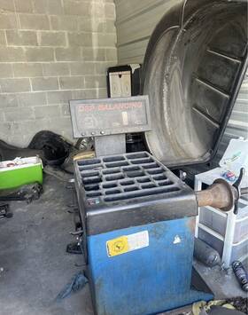3205 Dsp Wheel Balancer Good Condition Everything Is Included 3205 Dsp Wheel Balancer Good Condition Everything Is Included