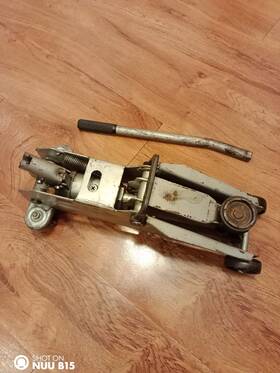 F-362 Duralast 2.5 Ton Floor Jack F-362 Duralast 2.5 Ton Floor Jack