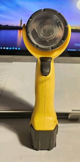 In4211 Eveready Energizer Vintage Hardcase Pivot Head Flashlight Yellow