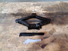 564.fd8a22 Ford Jack 2022 Escape Sku#4179669