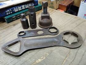 080725-06 Hudson Vtg 5 Piece Antique Car Tool Lot Model T Hub Wrench Puller Lug Sockets