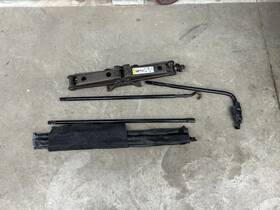 5562880 Jeep Used Floor Jack Fits 2011 Wrangler Grade A