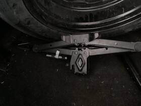 6351024 Jeep Used Floor Jack Fits 2019 Cherokee Grade A