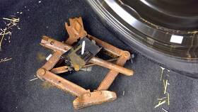 6711092 Jeep Used Floor Jack Fits 2015 Cherokee Grade A 6711092 Jeep Used Floor Jack Fits 2015 Cherokee Grade A