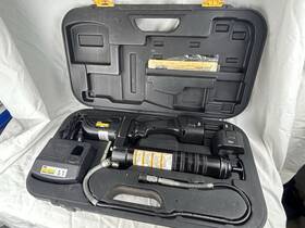 G122 Lincoln Guardian Grease Gun Model Battery Powered Includes 2 Batt Charger