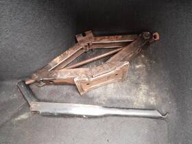 6705188 Mitsubishi Used Floor Jack Fits 2001 Eclipse Grade A 6705188 Mitsubishi Used Floor Jack Fits 2001 Eclipse Grade A