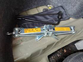 3186804 Nissan Used Floor Jack Fits 2021 Versa Grade A