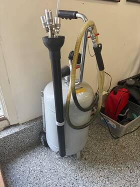2953219 Roughneck Pneumatic Oil Extractor 8 Gallons 115 Psi 2953219 Roughneck Pneumatic Oil Extractor 8 Gallons 115 Psi