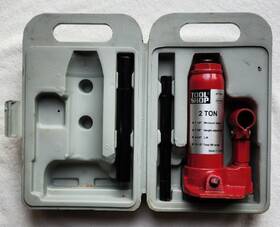 261-8640 Tool Shop 2 Ton Jack With Case Model 261-8640 Tool Shop 2 Ton Jack With Case Model
