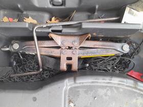 3476758 Toyota Used Floor Jack Fits 2005 Matrix Grade A 3476758 Toyota Used Floor Jack Fits 2005 Matrix Grade A