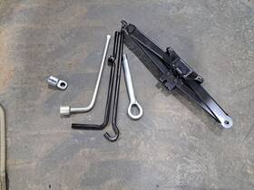 564.to1d09 Toyota 2009 Highlander Jack Sku#4376932
