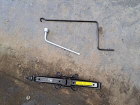 564.to1f03 Toyota 2003 Highlander Jack Sku#4438270