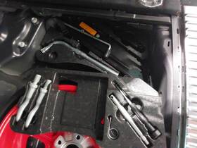 1247598 Volkswagen Used Floor Jack Fits 2011 Touareg Grade A