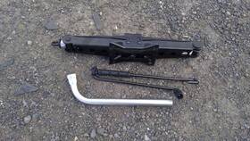 7856905 Volkswagen Used Floor Jack Fits 2024 Taos Grade A