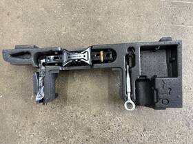 31680033 Volvo 2018 - 2026 Xc60 Emergency Jack Tools And Box Oem 31680033 Volvo 2018 - 2026 Xc60 Emergency Jack Tools And Box Oem